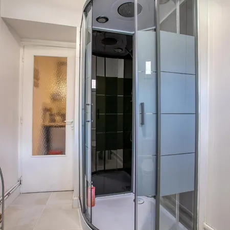 Apartment 2 Pieces Climatise, 100m Du Centre, 