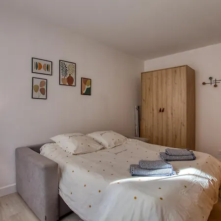 דירה 2 Pieces Climatise, 100m Du Centre, 