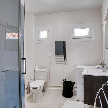 2 Pieces Climatise, 100m Du Centre, 