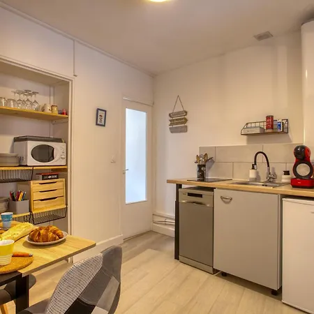 2 Pieces Climatise, 100m Du Centre, 